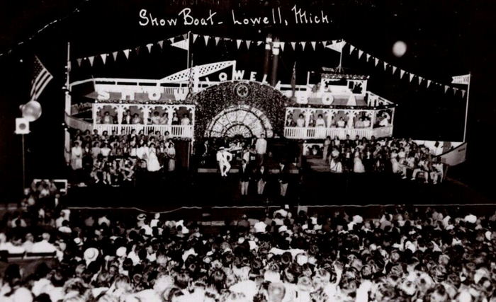 Lowell Showboat VI - Postcard (newer photo)